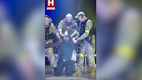 Teatro spektaklis Rusijoje: Ukrainos karius vaizduojantys aktoriai ima žiūrovus įkaitais ir šaudo