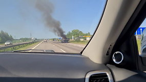 Nufilmuotas sportinio BMW gaisras greitkelyje