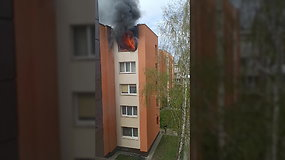 Nufilmuota Pakruojo mieste: daugiabučio kambarys liepsnojo atvira ugnimi