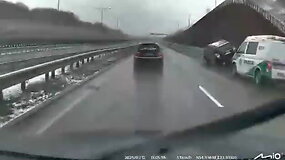Islandijos pl., ant A.Me&scaron;kinio tilto per Neries upę ant atitvarų pakibęs automobilis