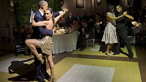 Aistringam tango šokiui pakviestas B.Obama sunkiai dėliojo kojas