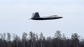 Lietuvos kariniame aerodrome - JAV naikintuvai „F-22 Raptor“