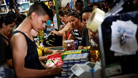 Alkanus Venesuelos gyventojus gelbėja Kolumbijos parduotuvės