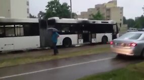 Žaliųjų ežerų gatvėje degė autobusas