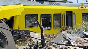 Skaudi keleivinių traukinių avarija Italijoje &ndash; vaizdai i&scaron; įvykio vietos