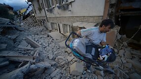 Žemės drebėjimo sukrėsta Italija aukas skaičiuoja &scaron;imtais