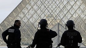 Paryžiuje prie Luvro muziejaus kariai pašovė ginkluotą vyrą