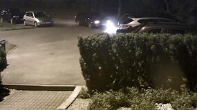 15min skaitytojas užfiksavo, kaip į automobilį įsirėžęs vairuotojas pabėga i&scaron; įvykio vietos