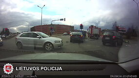 &Scaron;iauliuose nufilmuota gatvėje partrenkta avariją forminusi pareigūnė