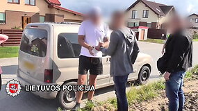 Nufilmuota kaip pareigūnai sustabdė organizuotu nusikalstamumu įtariamų asmenų konfliktą Klaipėdoje