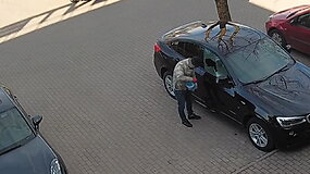 Kaune ie&scaron;komas vyras, apipylęs automobilį degiu skysčiu