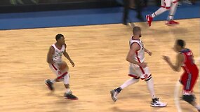 Puikus Kyle'o Lowry perdavimas tarp kojų Jonui Valančiūnui