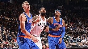 Kristapo Porzingio skrydis vir&scaron; Jono Valančiūno ir dar dviejų &bdquo;Raptors&ldquo; žaidėjų galvų