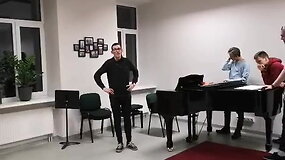 Viktoras Jermolovas su bičiuliais ruo&scaron;iasi atlikti meilės dainą