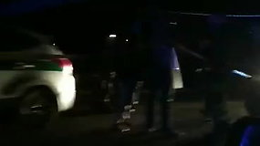 „Passat“ gaudynių metu Kaune ant policijos automobilio užvirto stulpas