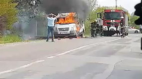 Liudininkai sukritikavo Kauno ugniagesių darbą gesinant automobilį