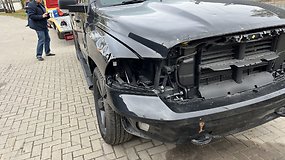 Kaimyninės vaizdo kameros užfiksuoja, kaip „Dodge Ram“ staiga išvežamas iš autoserviso teritorijos