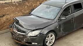Avarija Jurbarke: &bdquo;Opel&ldquo; prasmego duobėje ant remontuojamo tilto