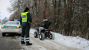 Lietuvos kelių policijos tarnyba kelyje sučiupo nepilnametį prie keturračio vairo