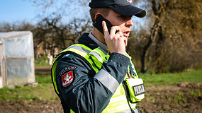 Nufilmuota, kaip sostinės policija gaudė nuo jų sprukusį kelių gaidelį laukuose šalia Tarandės