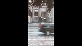 Policija sulaikė prieš banką Tauragėje protestavusį vyrą