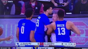 Garsus NCAA treneris i&scaron;mestas i&scaron; aik&scaron;tės už emocijas po prie&scaron; lietuvį skirtos pražangos