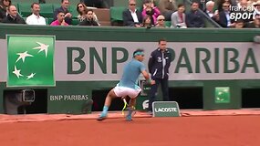 Nuostabus Rafaelio Nadalio smūgis tarp kojų