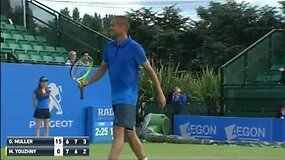 Michailo Youzhny smūgis tarp kojų