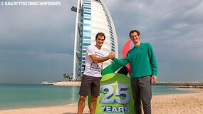 Rogeris Federeris ir Andy Murray Dubajuje žaidė paplūdimio tenisą