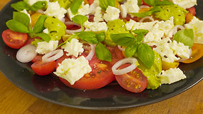 Pomidorų sezonas prasideda: greitos salotos, kurių skonis nustebins