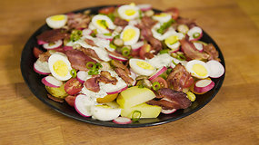 Sočios salotos išalkusiems iš bulvių, šoninės ir kiaušinių