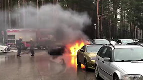 Gaisras Saulėtekyje: supleškėjo studento BMW