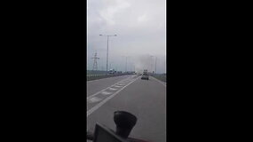 Skaitytojas užfiksavo gaisrą Lenkijoje: degė naujus automobilius vežęs vilkikas
