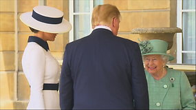 D.Trumpas vieši Didžiojoje Britanijoje, kur susitiko su karaliene Elizabeth II