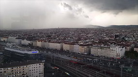 Pagreitintame vaizdo įraše – audra užklumpa Austrijos sostinę