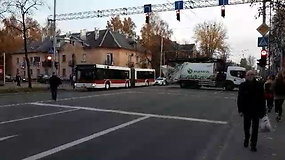 Vilniuje susidūrus šiukšliavežei ir autobusui sužeisti keleiviai, stringa eismas