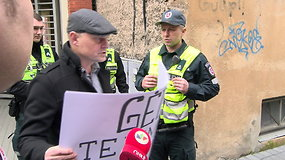 Prie teismo protestavęs N.Venckienės gerbėjas susiginčijo su pareigūnais