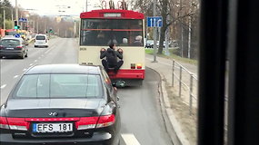 Vilniuje nufilmuotas vaikinas, troleibusu keliavęs lyg voras: sulaukė aplinkinių dėmesio