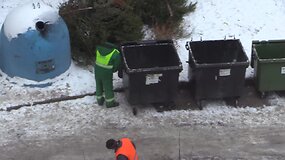 Gyventojas pasipiktino - kiemą tvarkęs darbininkas ap&scaron;lapino konteinerį
