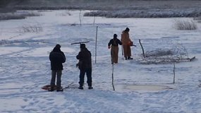 Po ledu dūstančias žuvis suskubo gelbėti pjaudami eketes