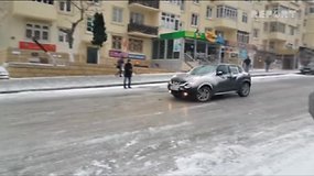 Chaosas Baku gatvėse: automobiliai slydo lyg čiuožykloje