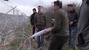 Unikalūs kadrai: nelegalūs migrantai parodė, kaip įveikia aukštos tvoros spyglius (III)