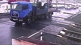Sugedus stabdžiams sunkvežimis nėrė per uždarytą geležinkelio pervažą