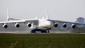 Didžiausias pasaulyje krovininis lėktuvas „An-225“ pakilo iš Ukrainos