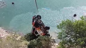 Po lietuvius pražudžiusios avarijos Antalijoje iš vandens iškeltas džipas