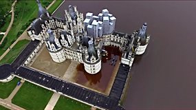 Potvynis Prancūzijoje kėsinasi užtvindyti įspūdingą 500 metų senumo pilį
