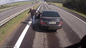 Nufilmuota: beprotiškas „Mercedes“ lenkimas ir konfliktas su vilkiko vairuotoju