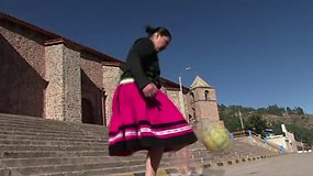 Meistriškai kamuolį valdanti mergina iš Peru sužavėjo internautus