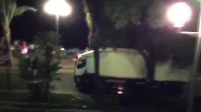 Vaizdo įraše – į minią Nicoje važiuojantis vilkikas