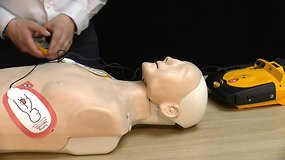 Žmogaus gaivinimas: išmokite naudoti defibriliatorių